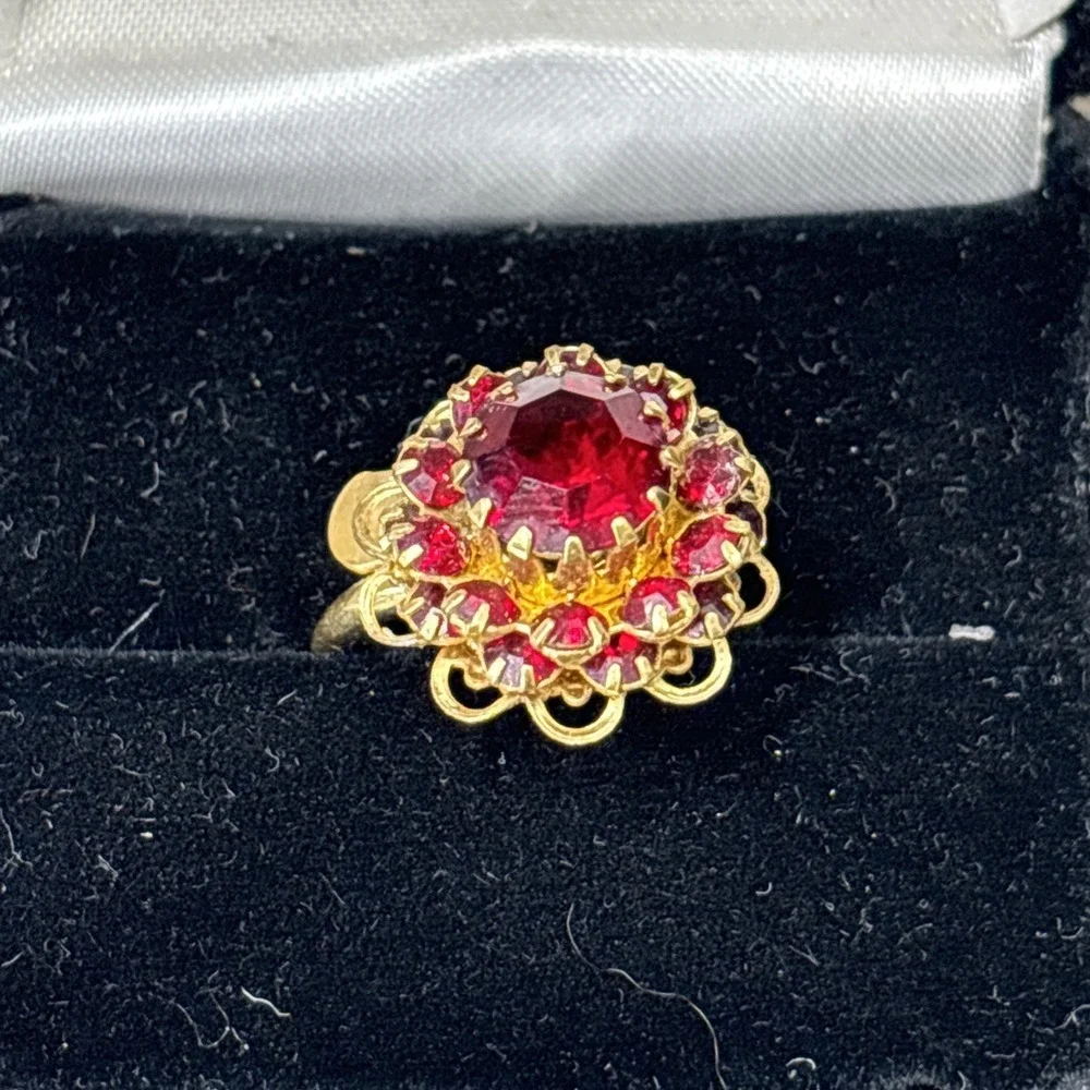 Vintage Sarah Coventry Burgundy Rhinestone Ring Gold Tone Size 3-4 W/ Box